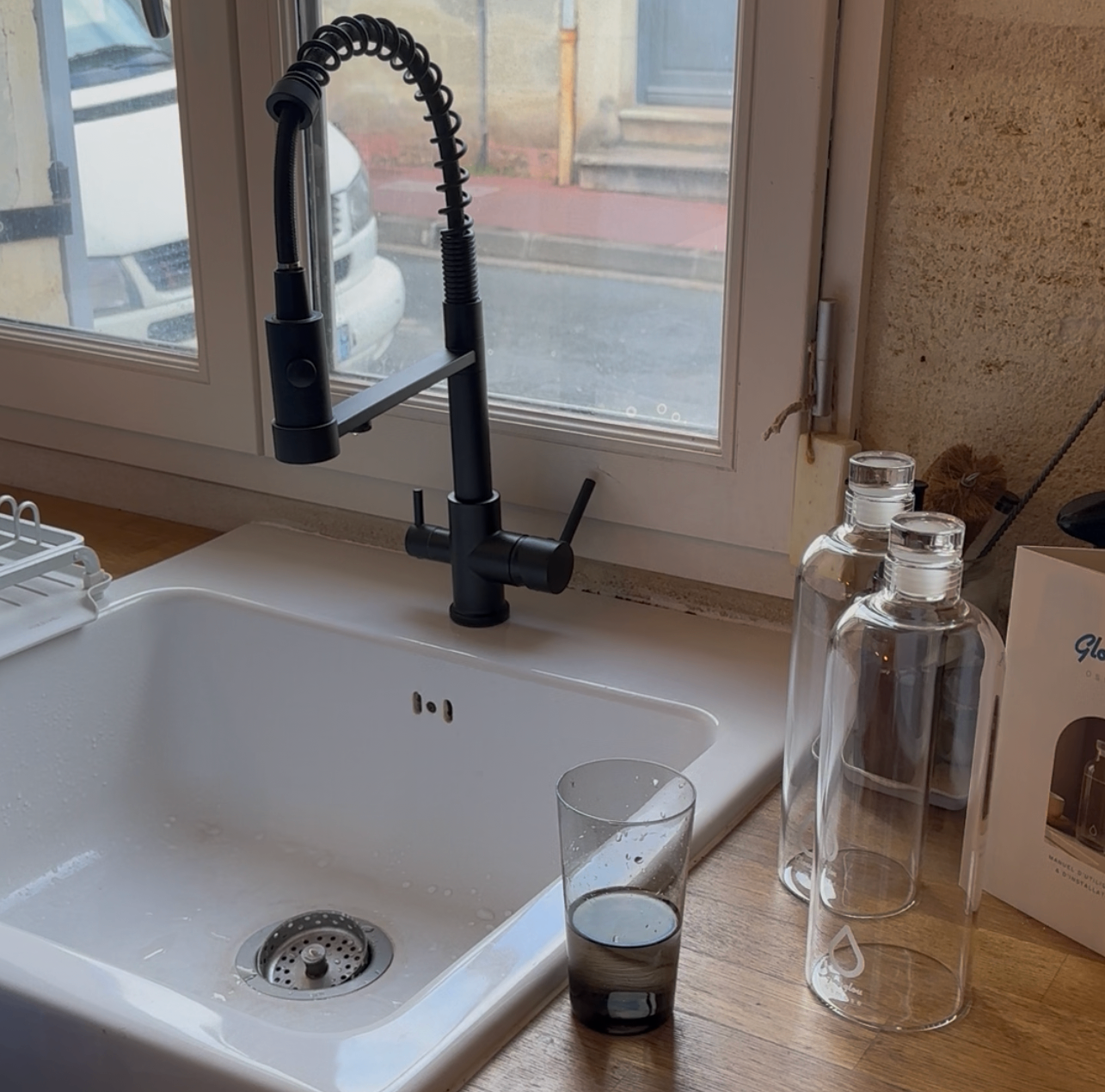 Robinet Pro noir installé avec bouteilles Glouglou — Glouglou OSMO ONE